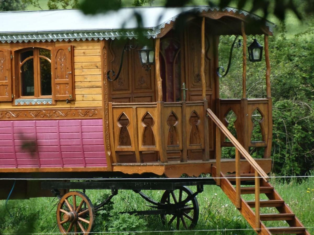 Une Roulotte Et Des Chevaux Trefflean Exterior photo